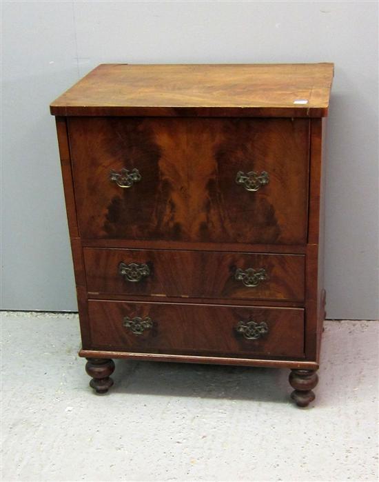 Appraisal: th century mahogany bedside chest of three drawers on turned