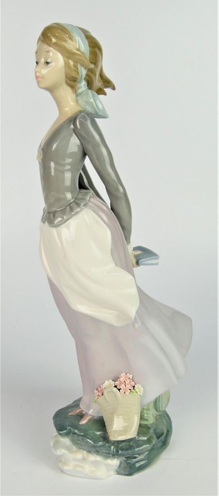 Appraisal: LLADRO PORCELAIN FIGURE LLADRO PORCELAIN FIGURE Condition All lots are