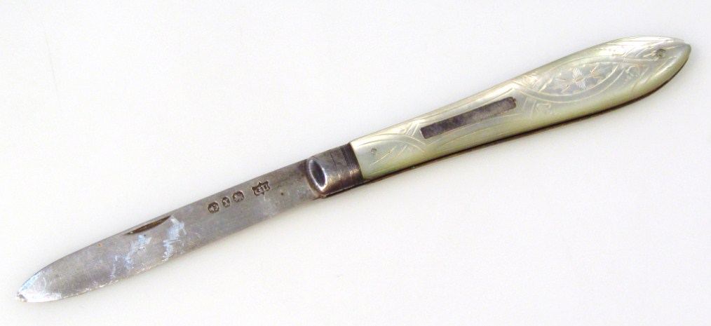 Appraisal: A mother of pearl and silver bladed fruit knife the