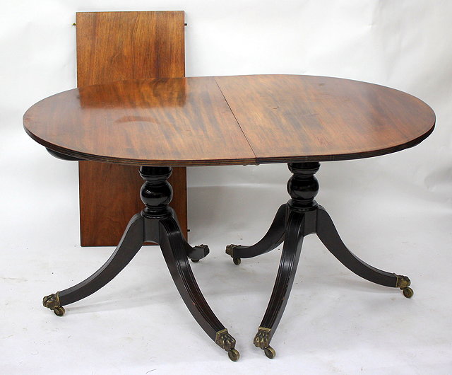 Appraisal: A GEORGIAN STYLE MAHOGANY D END DINNING TABLE standing on