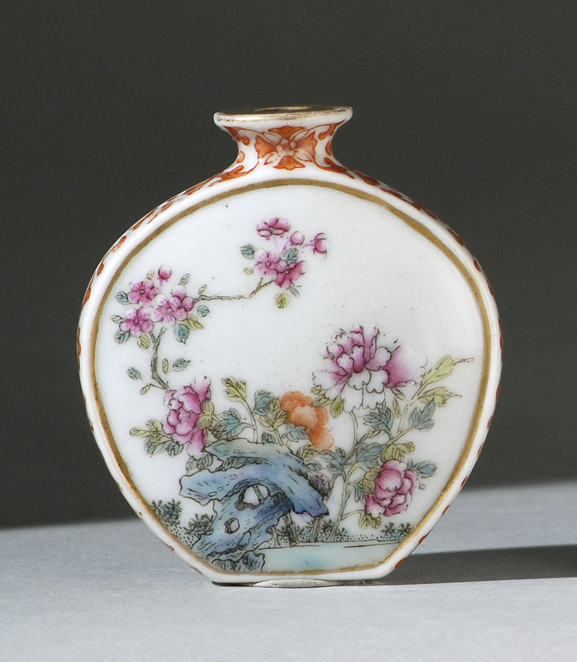 Appraisal: FAMILLE ROSE PORCELAIN SNUFF BOTTLE Mid- th CenturyIn spade shape