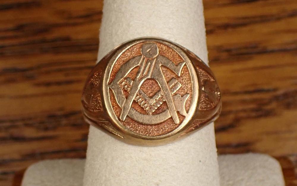 Appraisal: MAN'S VINTAGE MASONIC YELLOW GOLD RING The k yellow gold