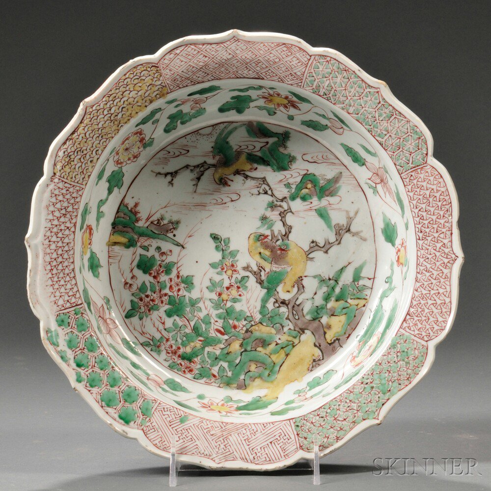 Appraisal: Wucai-style Deep Dish China with straight wall and everted lobed