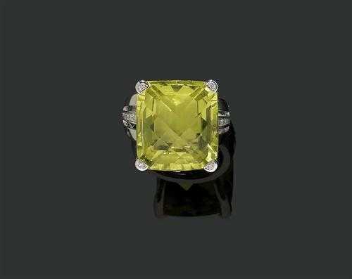 Appraisal: QUARZ-BRILLANT-RING Weissgold Dekorativer Ring besetzt mit rechteckigen Lemon-Quarz Fantasieschliff von