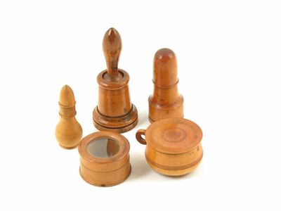 Appraisal: An early th century turned boxwood pestle and mortar in