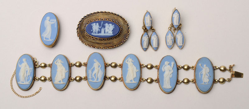 Appraisal: K GOLD AND JASPERWARE WEDGWOOD SUITE Comprising a bracelet a