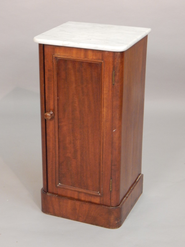 Appraisal: A Victorian mahogany pot cupboard with a variegated white marble