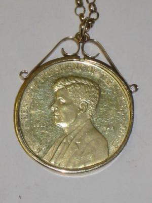 Appraisal: AN CT GOLD MEDALLION commemorating the life of J F