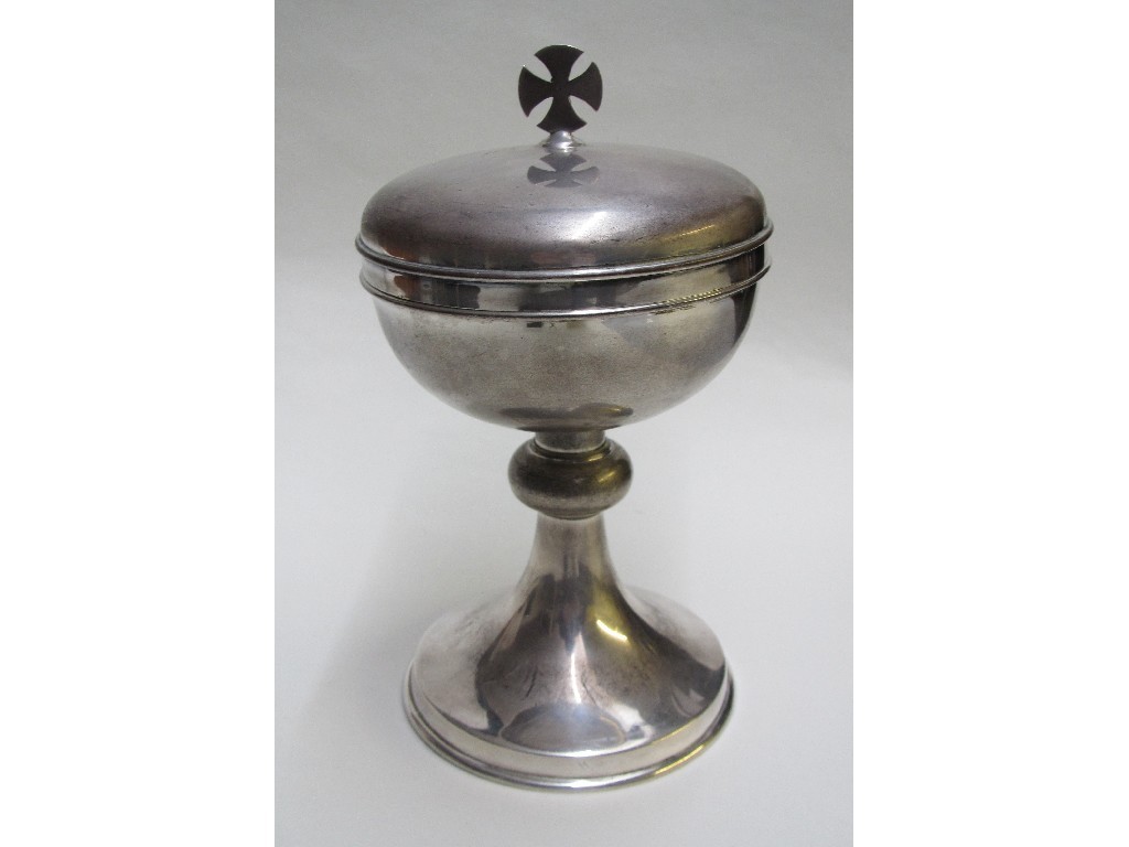 Appraisal: A silver pyx the dome cover with cross finial above