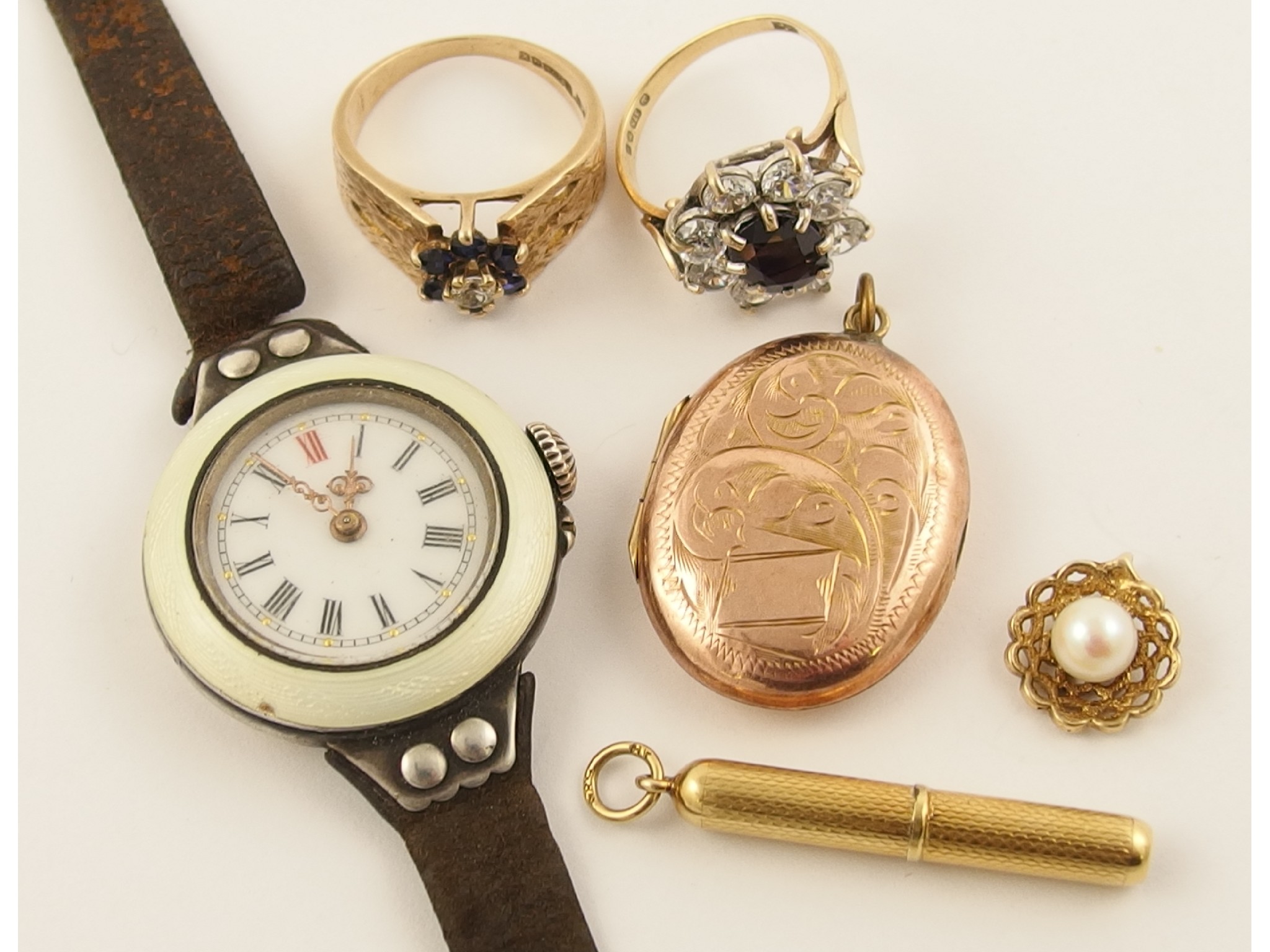 Appraisal: A collection of gold and yellow metal items and a