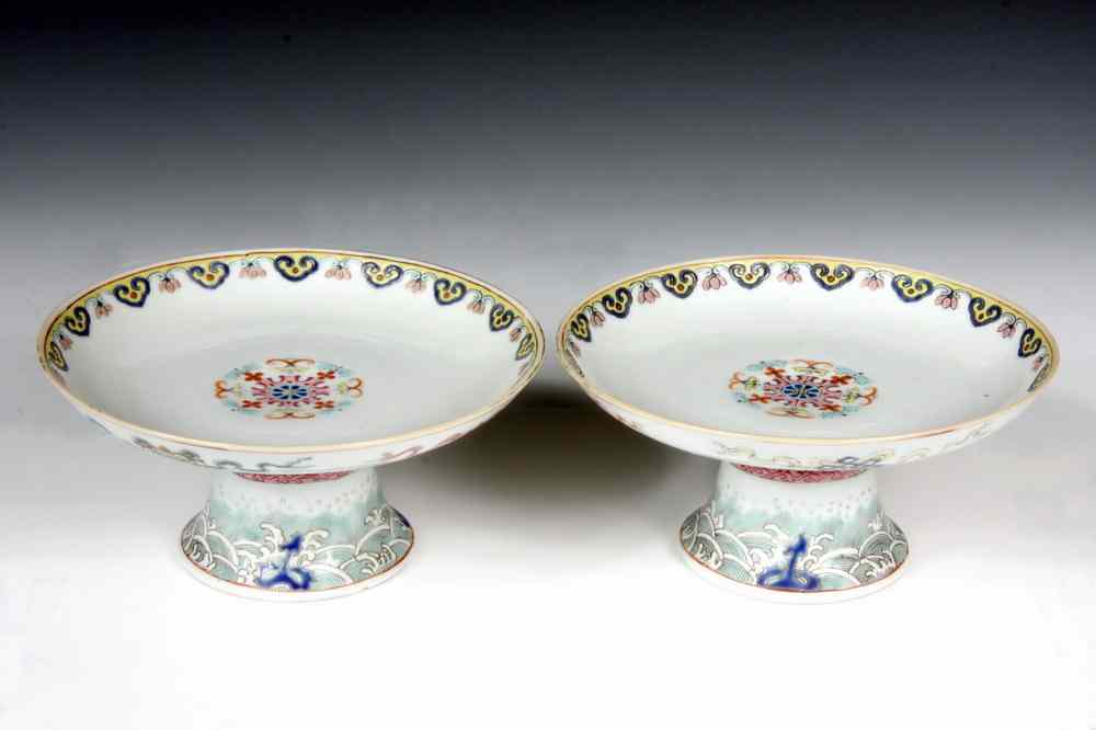 Appraisal: PAIR CHINESE EXPORT COMPOTES - Pair th c Chinese Famille