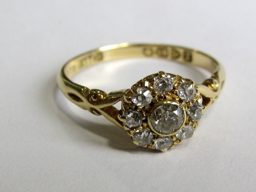 Appraisal: An Edwardian ct gold diamond daisy cluster ring with nine