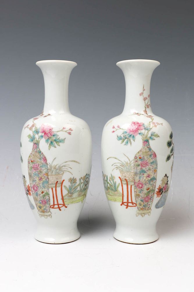 Appraisal: PAIR OF FAMILLE ROSE ' ANTIQUE' VASES A pair of