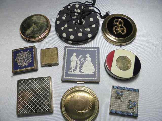 Appraisal: Lot of assorted vintage powder compacts pieces total Brands such