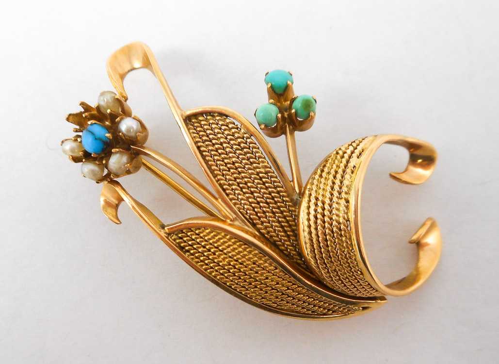 Appraisal: TURQUOISE AND EIGHTEEN KARAT GOLD BROOCH The yellow gold floral