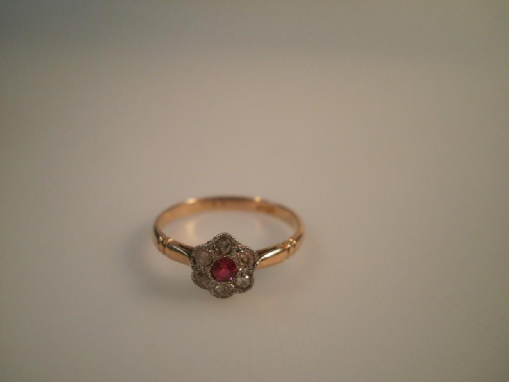 Appraisal: A petite Victorian floral cluster ring of a central small