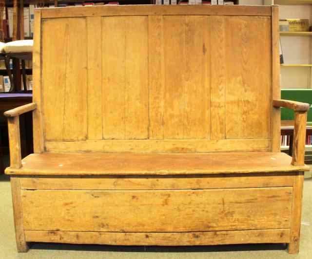 Appraisal: A pine box top settle cm wide