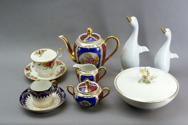 Appraisal: An assortment of porcelain items including a Hutshenreuther bowl and