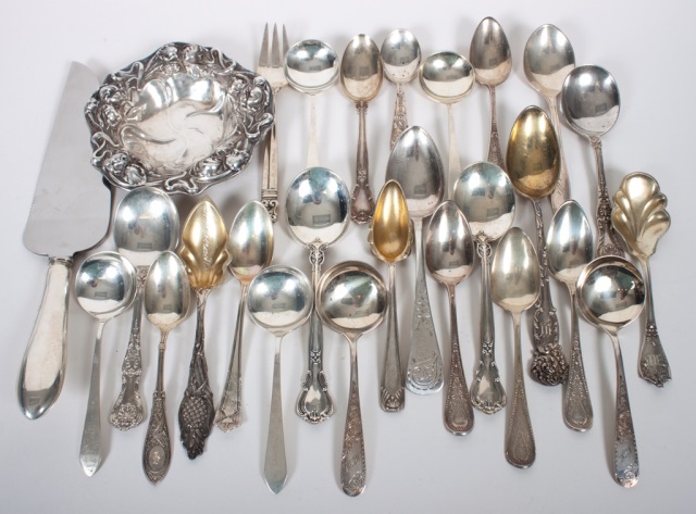 Appraisal: Twenty-five American silver flatware pieces various makers together with a