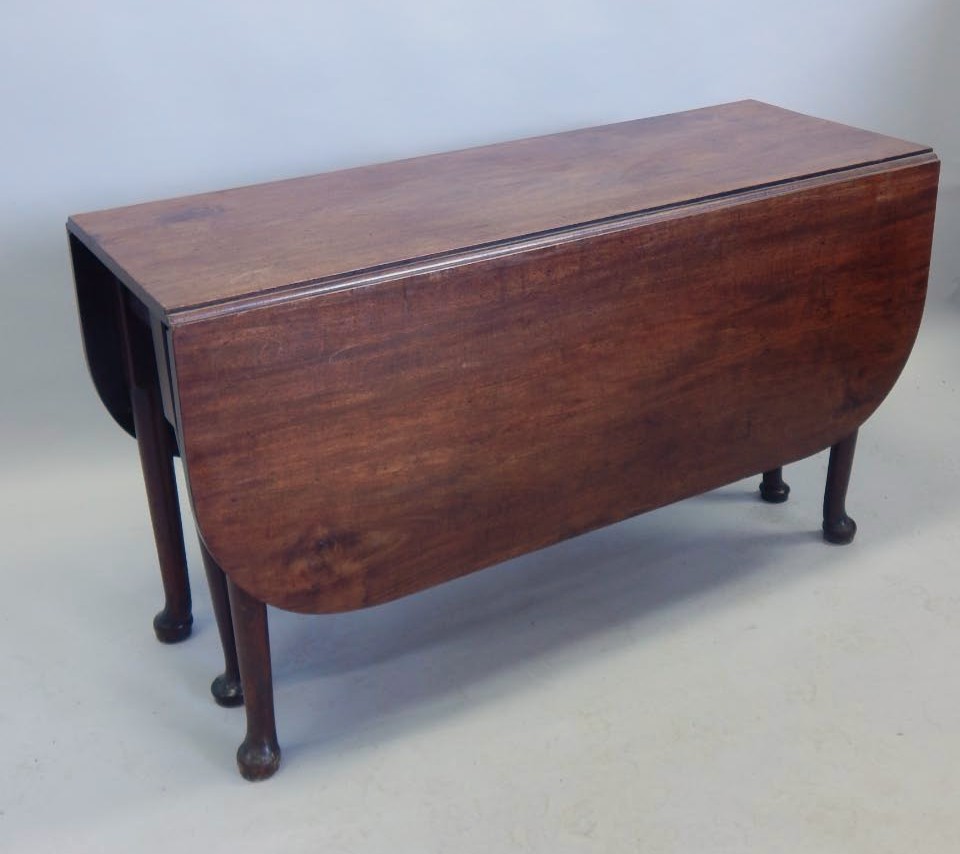 Appraisal: A thC mahogany drop leaf table the rectangular top with