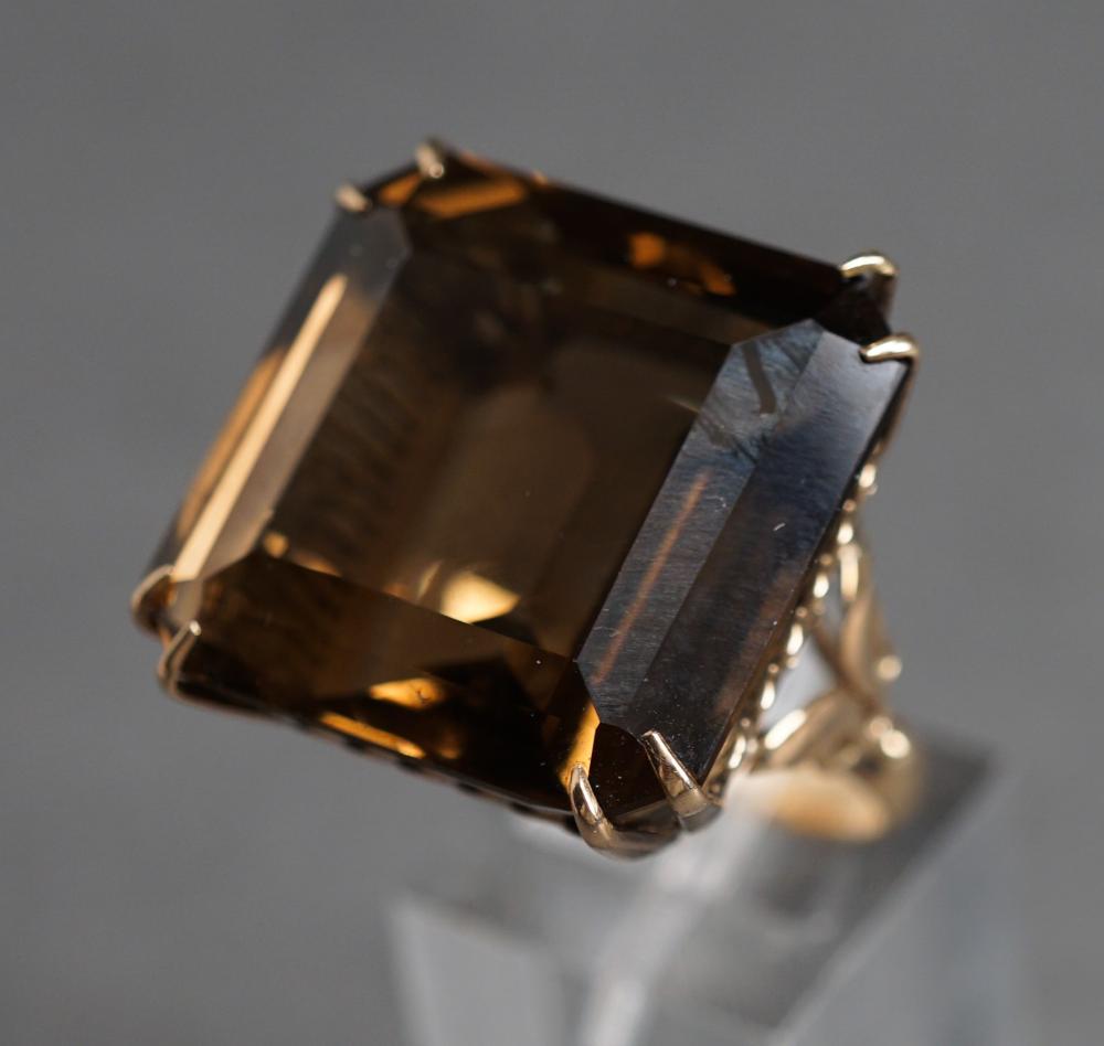 Appraisal: TESTED -KARAT YELLOW-GOLD AND SMOKEY QUARTZ RING GROSS DWT SIZE