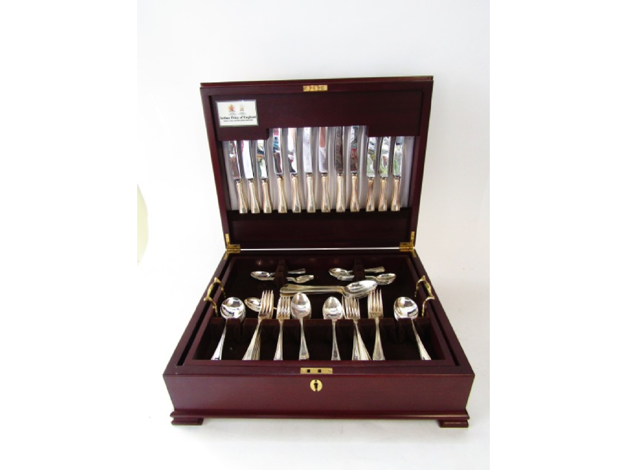 Appraisal: A good quality timber cutlery canteen with hinged lid and