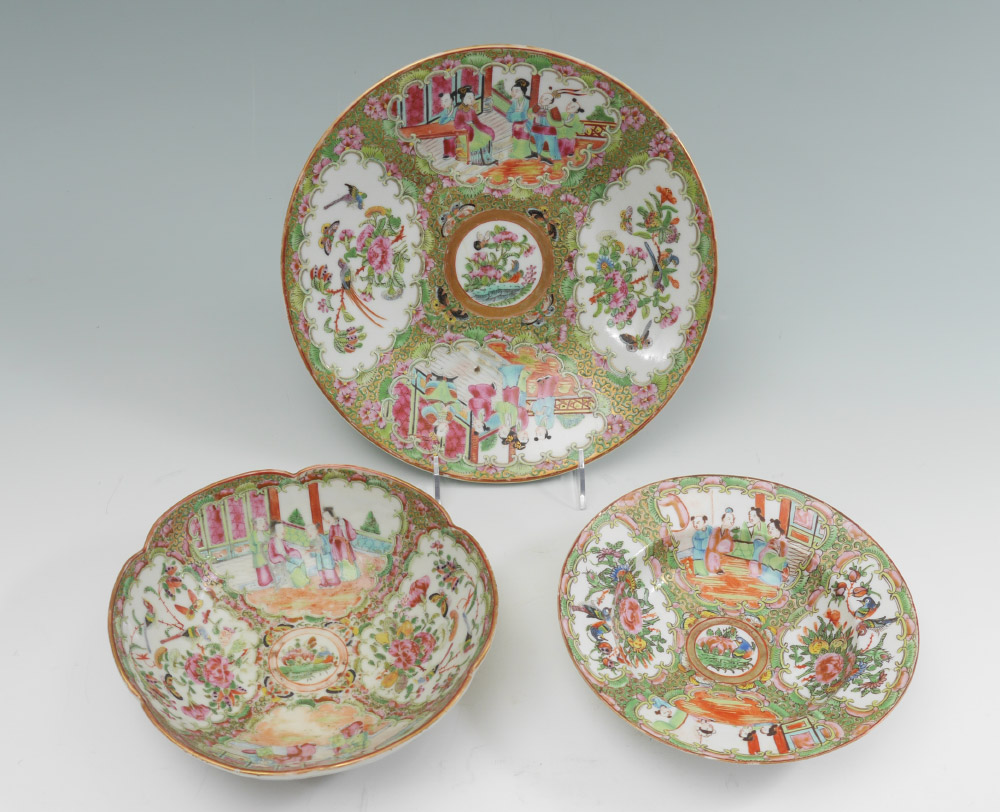 Appraisal: CHINESE ROSE MEDALLION BOWLS AND CHARGER pieces total each with