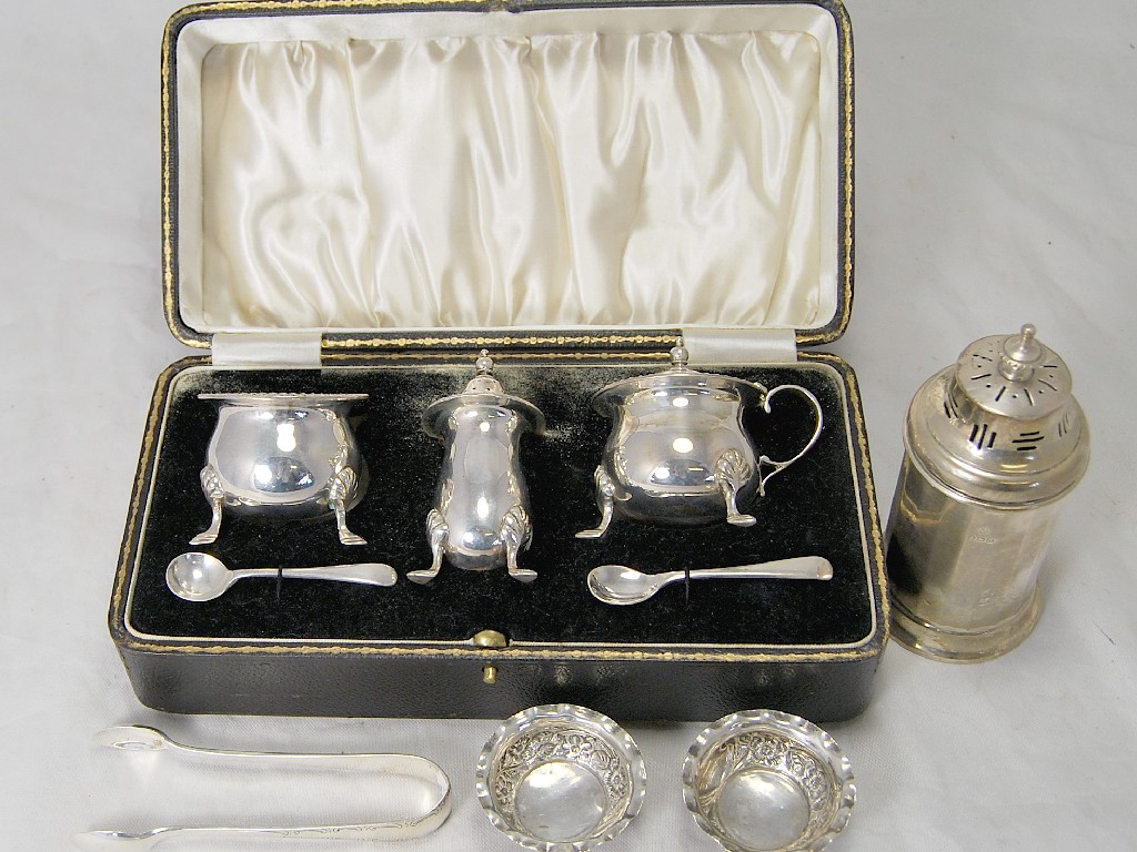 Appraisal: Three piece James style silver condiment set in fitted case