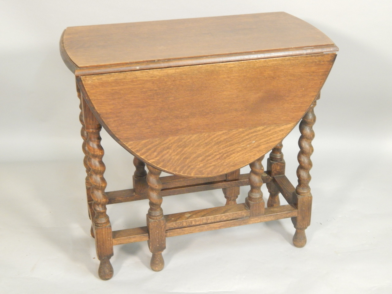 Appraisal: An early 's oak oval drop leaf table the top