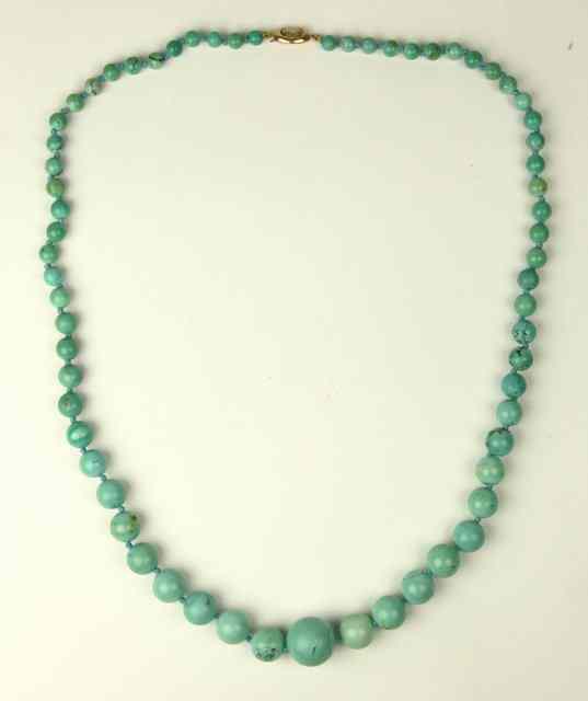 Appraisal: A graduated turquoise bead necklace with ct gold clasp cm