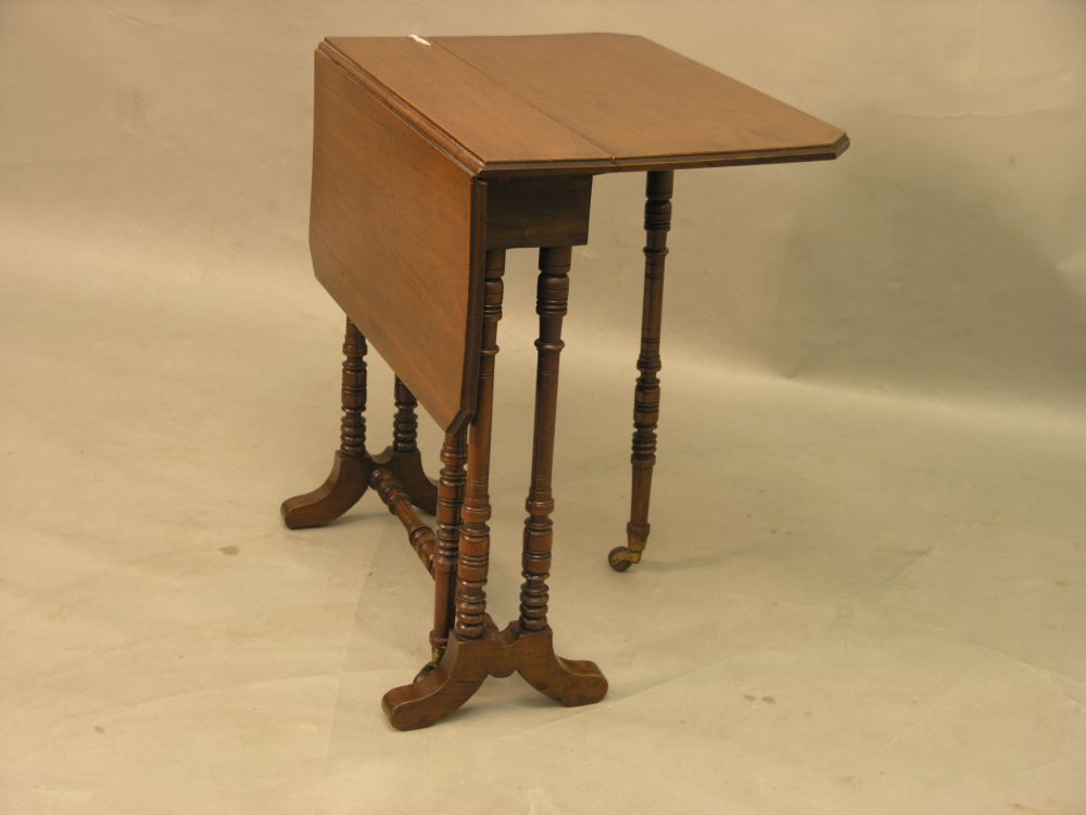 Appraisal: An Edwardian walnut Sutherland table on turned underframe ft in