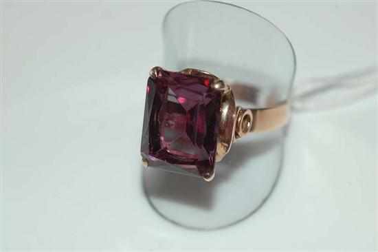 Appraisal: A SYNTHETIC ALEXANDRITE SET DRESS RING STAMPED CT GOLD