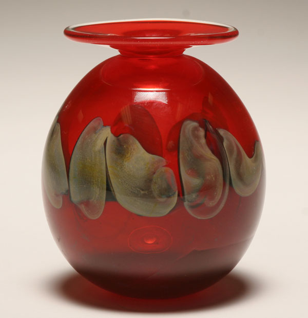 Appraisal: Steven Carlson red studio glass bulbous vase Green leaf pull