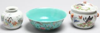 Appraisal: Pieces of Vintage Chinese Porcelain A Republic-era famille verte bowl