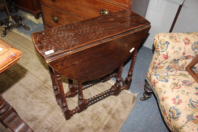 Appraisal: A SMALL OAK DROP LEAF GATELEG TABLE with barley twist