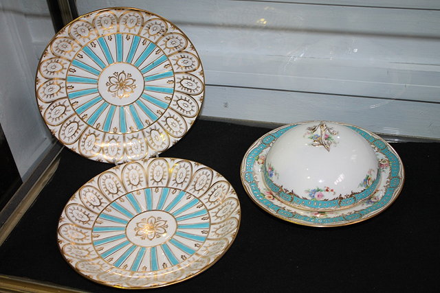 Appraisal: A PAIR OF MINTON PORCELAIN CABINET PLATES each with raised