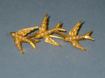 Appraisal: A VICTORIAN GOLD AND SEED PEARL BROOCH in the form