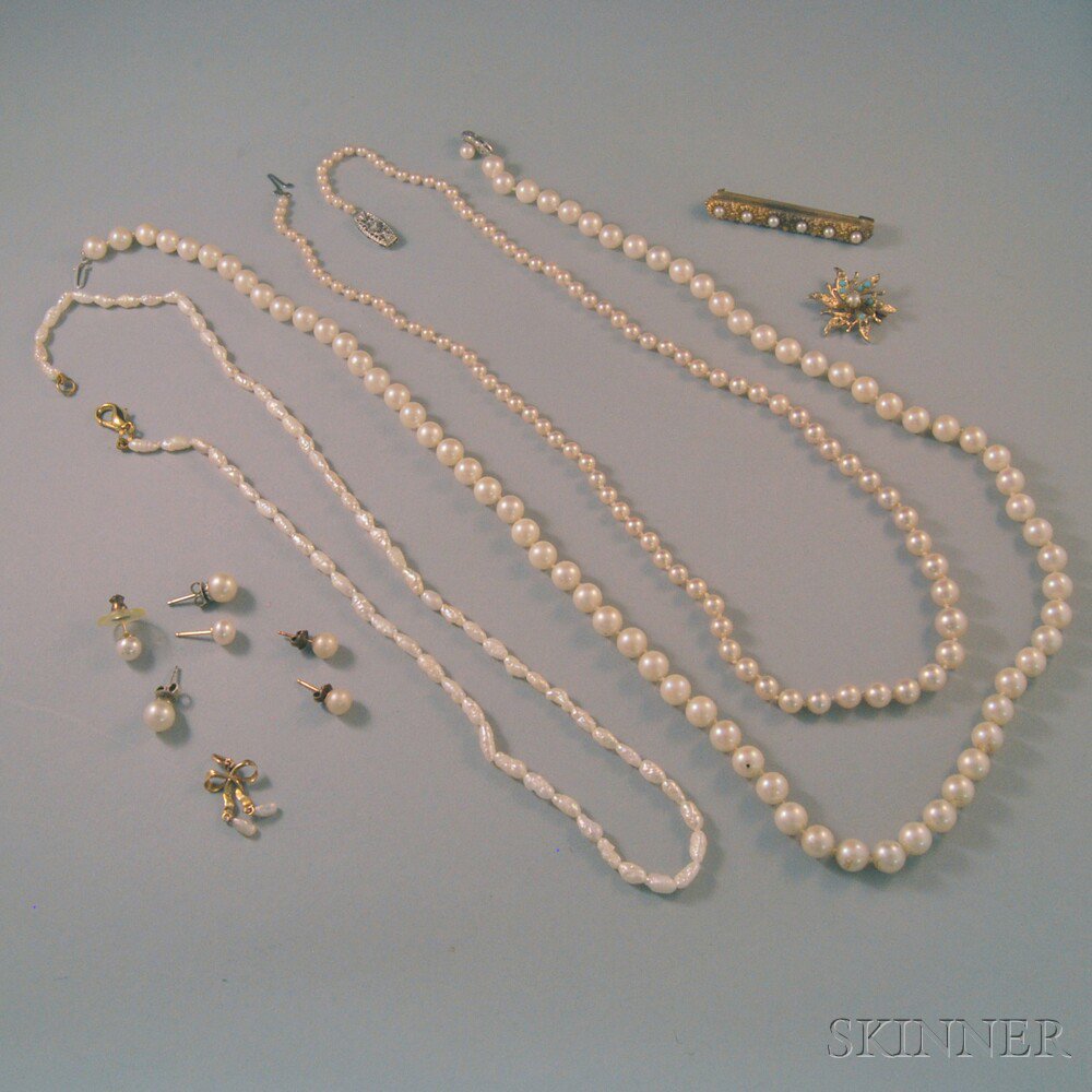 Appraisal: Small Group of Pearl Jewelry a cultured pearl necklace with