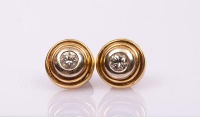 Appraisal: A pair of diamond ear studs each stone of approximately