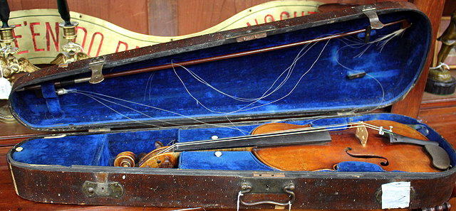 Appraisal: AN OLD VIOLIN with two piece back in figured timber