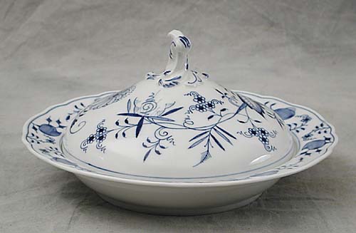 Appraisal: Meissen porcelain Blue Onion pattern covered bowl dome-shaped lid with