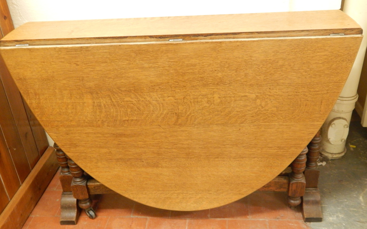 Appraisal: A Victorian oak Sutherland type table the oval top with