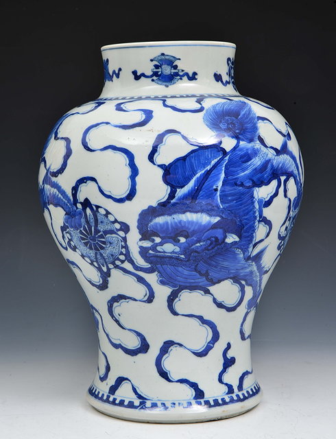 Appraisal: A CHINESE BLUE AND WHITE BALUSTER PORCELAIN JAR temple dragons