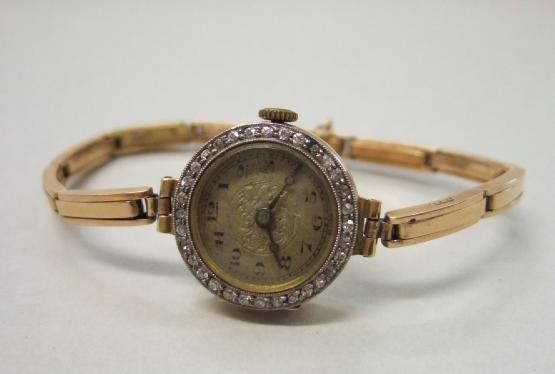 Appraisal: A ladies ct gold and diamond set circular cased dress