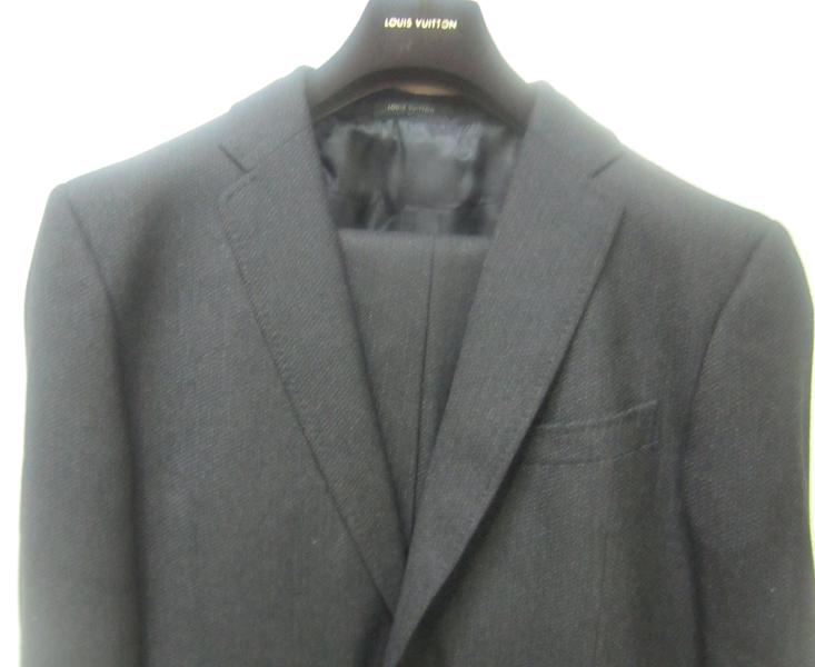 Appraisal: A MENS LOUIS VUITTON GREY SUIT ESTIMATED SIZE M-L A