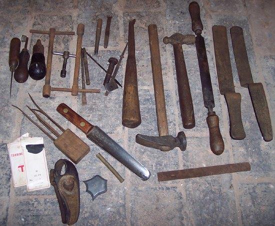 Appraisal: Sundry cobbler's leather working tools including fudge wheel glazers sailmaker's