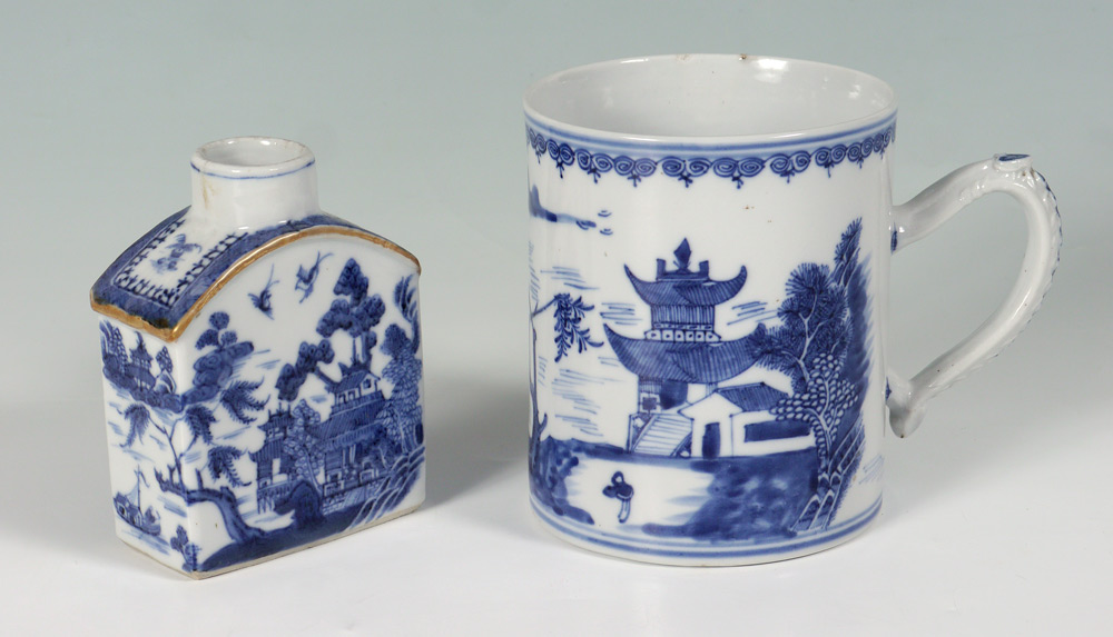 Appraisal: CHINESE CANTON CHINA MUG TEA CADDY Bottle form caddy ''