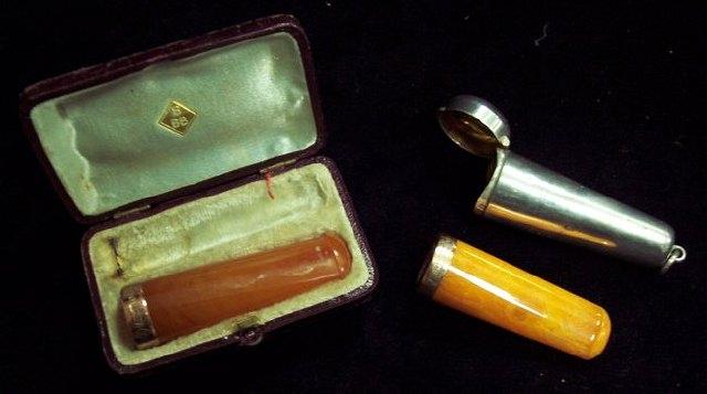 Appraisal: An amber cheroot holder with ct gold mount another in