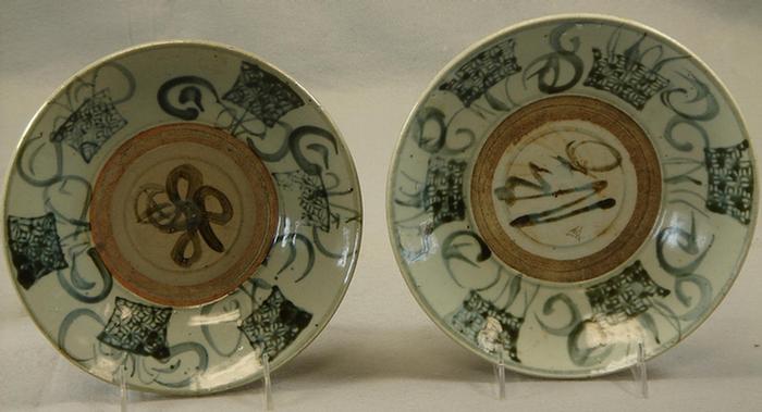 Appraisal: Pair of Chinese porcelain plates with blue flower pot decoration