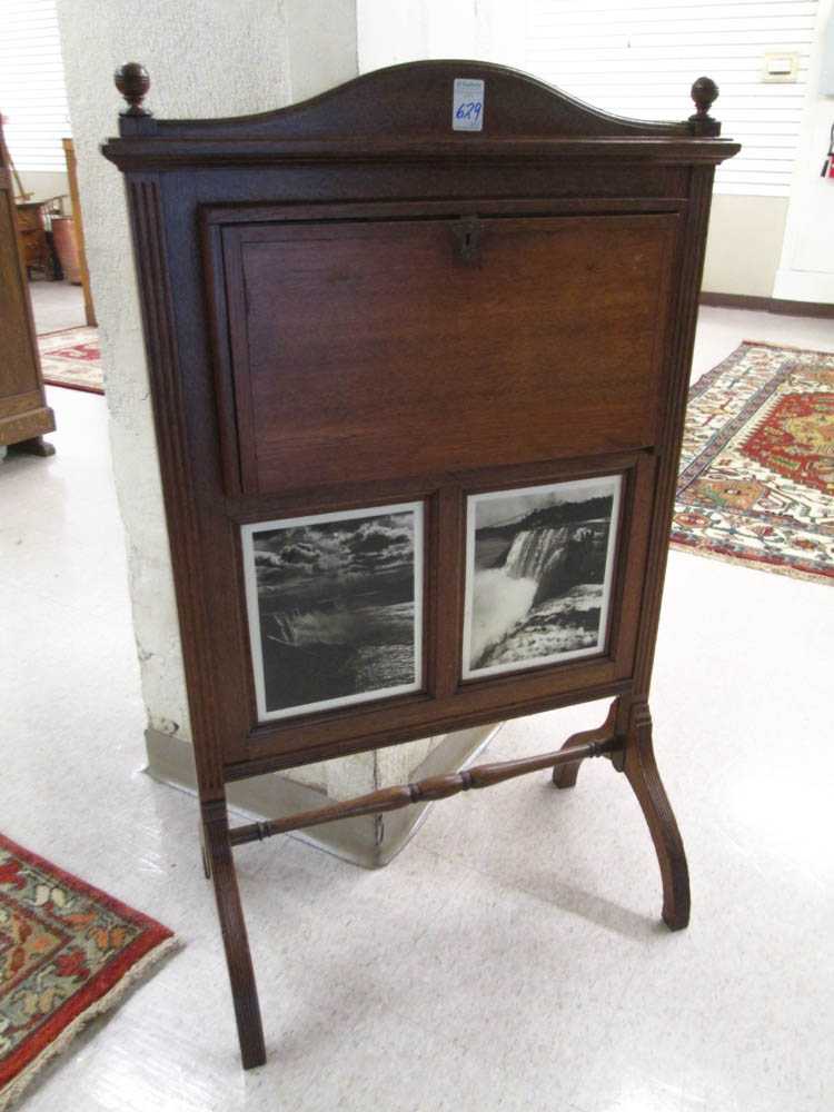 Appraisal: AN OAK FIRE SCREEN DESK English c a free standing